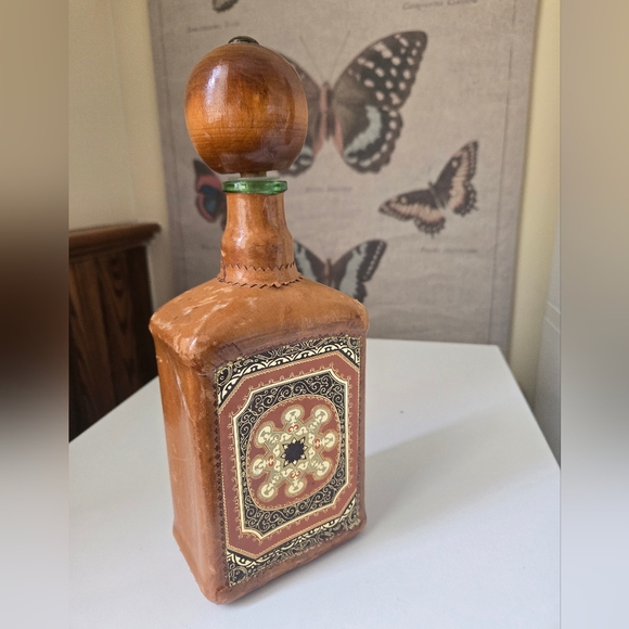 Vintahe Leather Wrapped Decanter - Picture 4 of 9